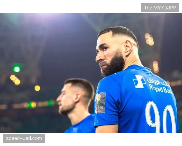 伪九号的两种路径：菲尔米诺回撤组织 vs 本泽马禁区终结